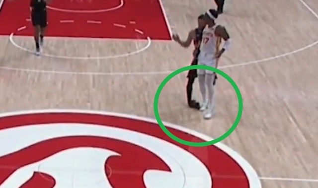 jiuyou-一场伤俩！布克右脚踝严重扭伤 被队友搀扶回了更衣室！