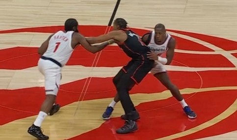 九游体育-关键球！邓恩掩护撞到巴恩斯&amp;裁判吹掩护犯规 快船挑战失败