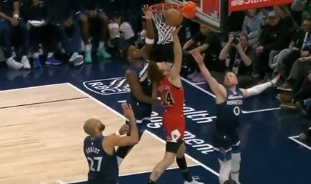 九游体育-黄雀在后！爱德华兹且退且防 起飞送出钉板大帽